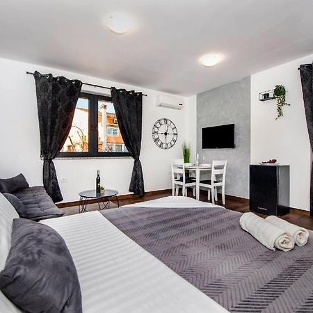 Deluxe Apartments A&A - 2 โรวีน ภายนอก รูปภาพ