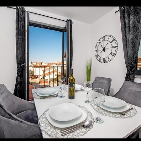 Deluxe Apartments A&A - 2 โรวีน ภายนอก รูปภาพ