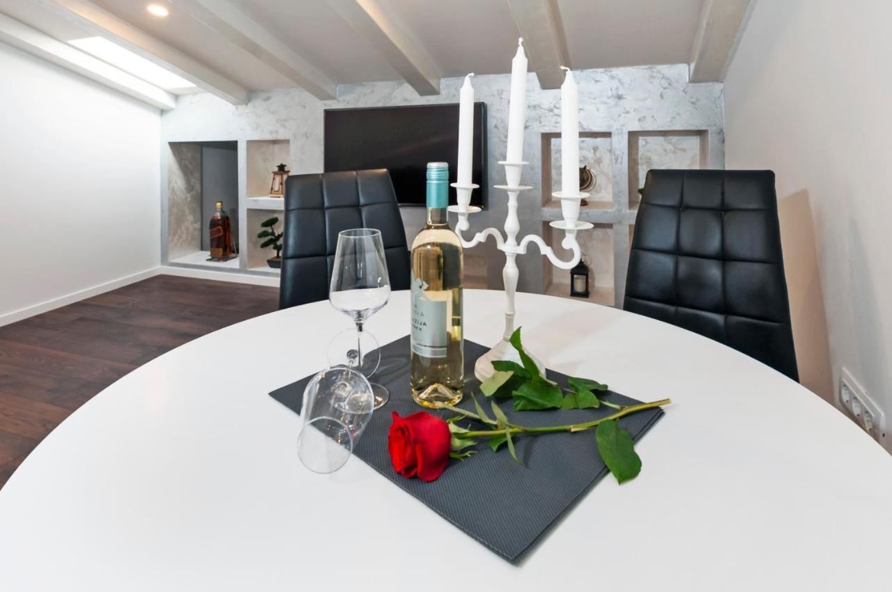 Deluxe Apartments A&A - 2 โรวีน ภายนอก รูปภาพ
