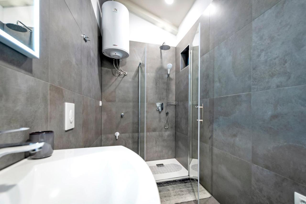Deluxe Apartments A&A - 2 โรวีน ภายนอก รูปภาพ