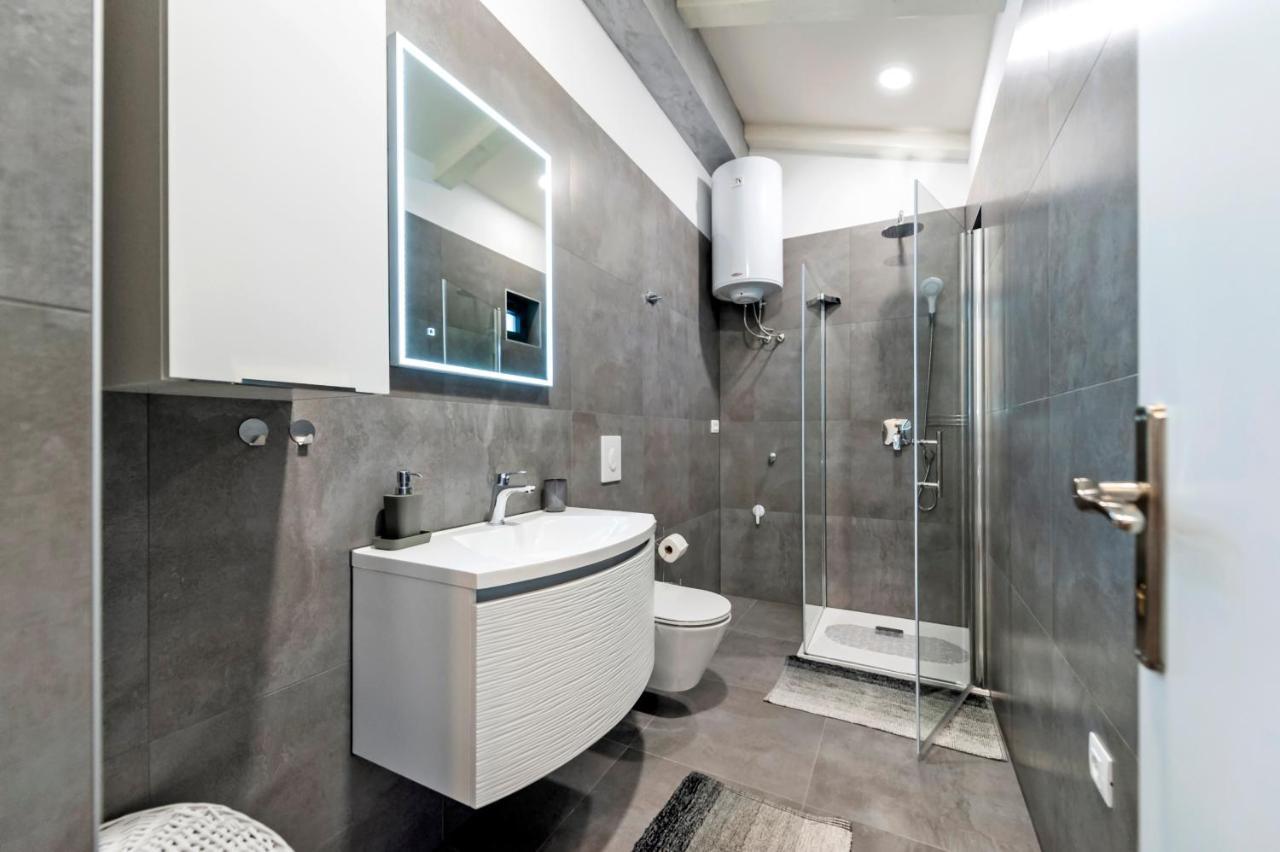 Deluxe Apartments A&A - 2 โรวีน ภายนอก รูปภาพ