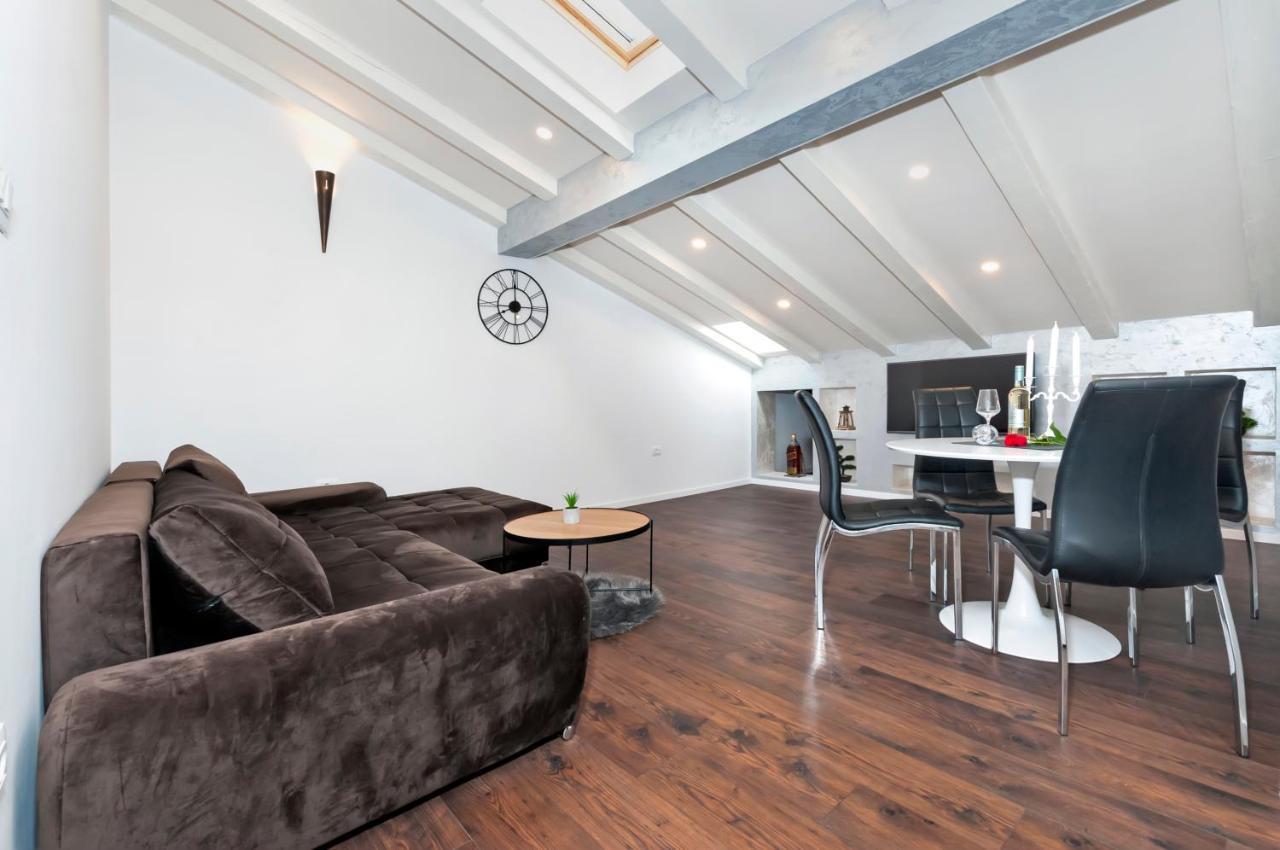 Deluxe Apartments A&A - 2 โรวีน ภายนอก รูปภาพ
