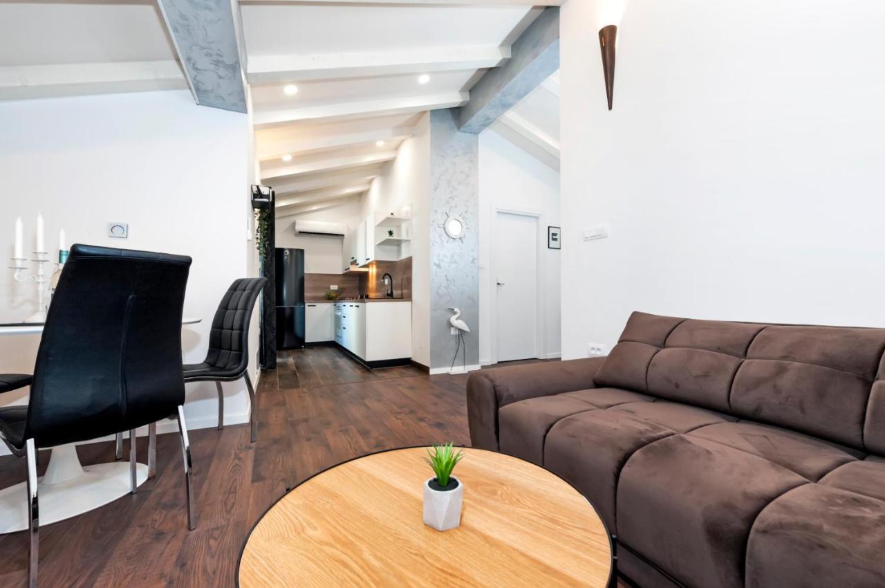 Deluxe Apartments A&A - 2 โรวีน ภายนอก รูปภาพ