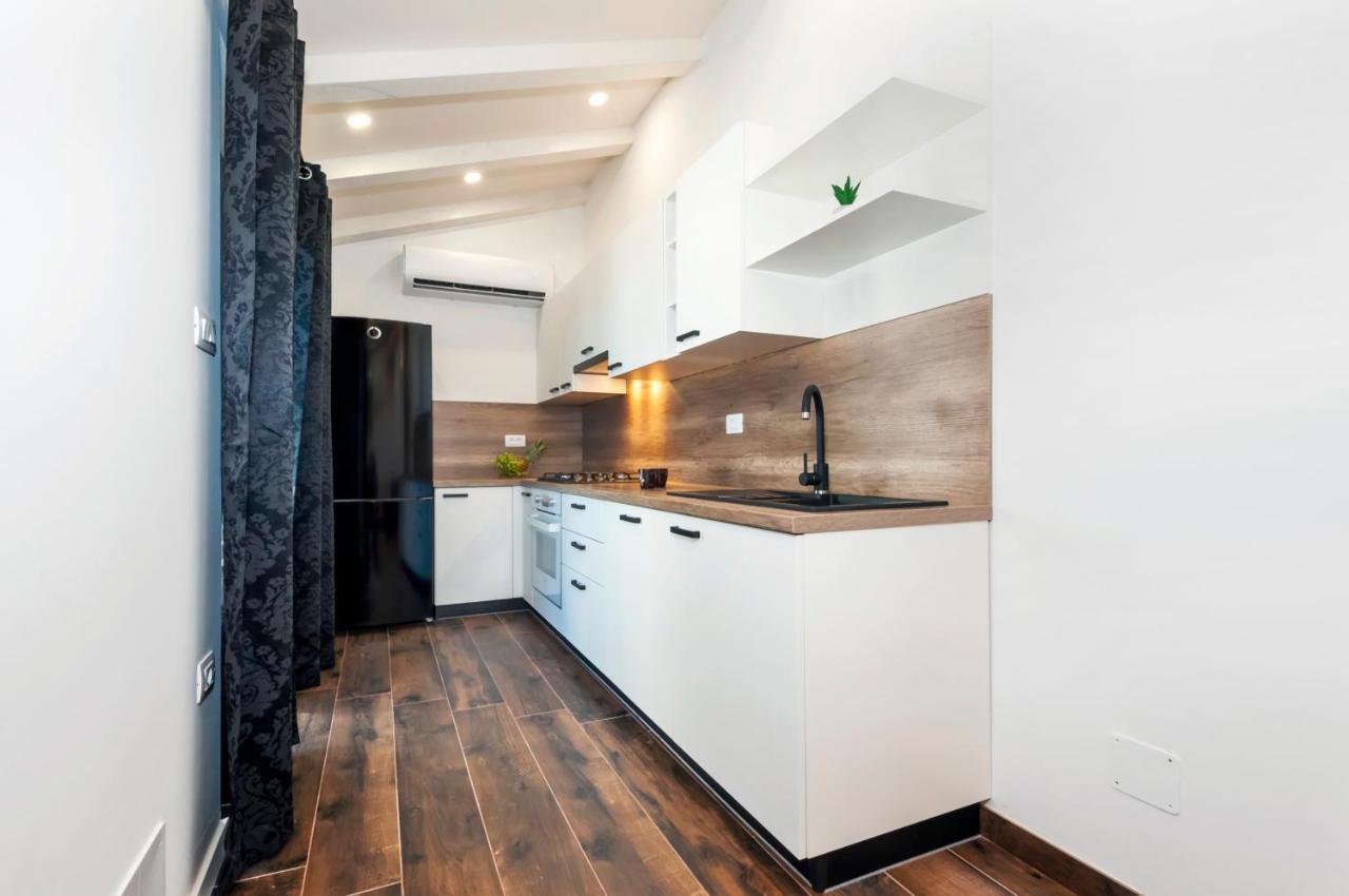 Deluxe Apartments A&A - 2 โรวีน ภายนอก รูปภาพ