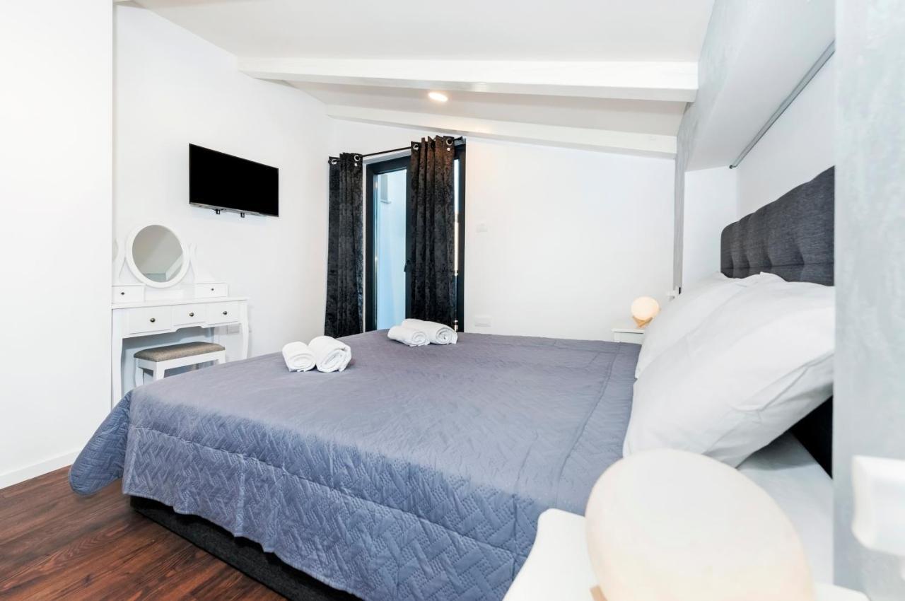 Deluxe Apartments A&A - 2 โรวีน ภายนอก รูปภาพ