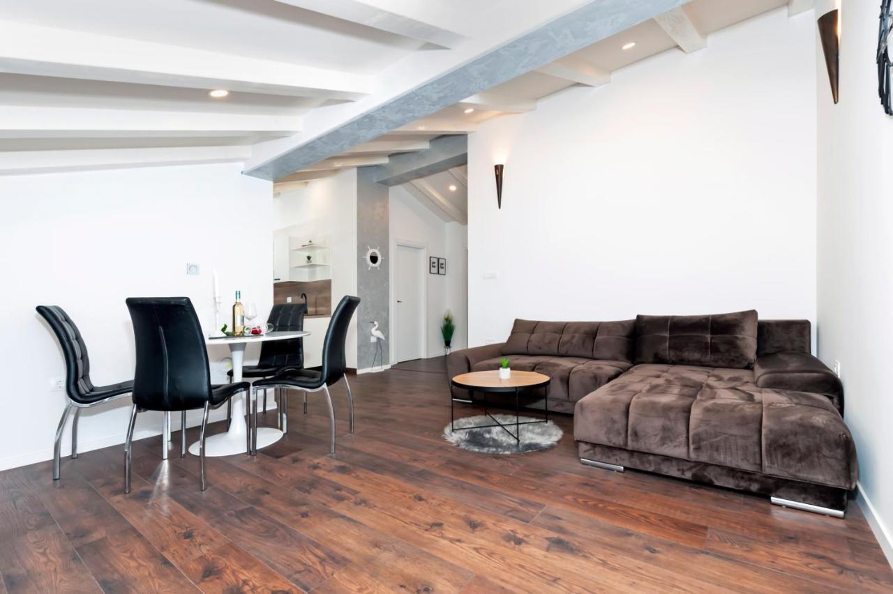 Deluxe Apartments A&A - 2 โรวีน ภายนอก รูปภาพ