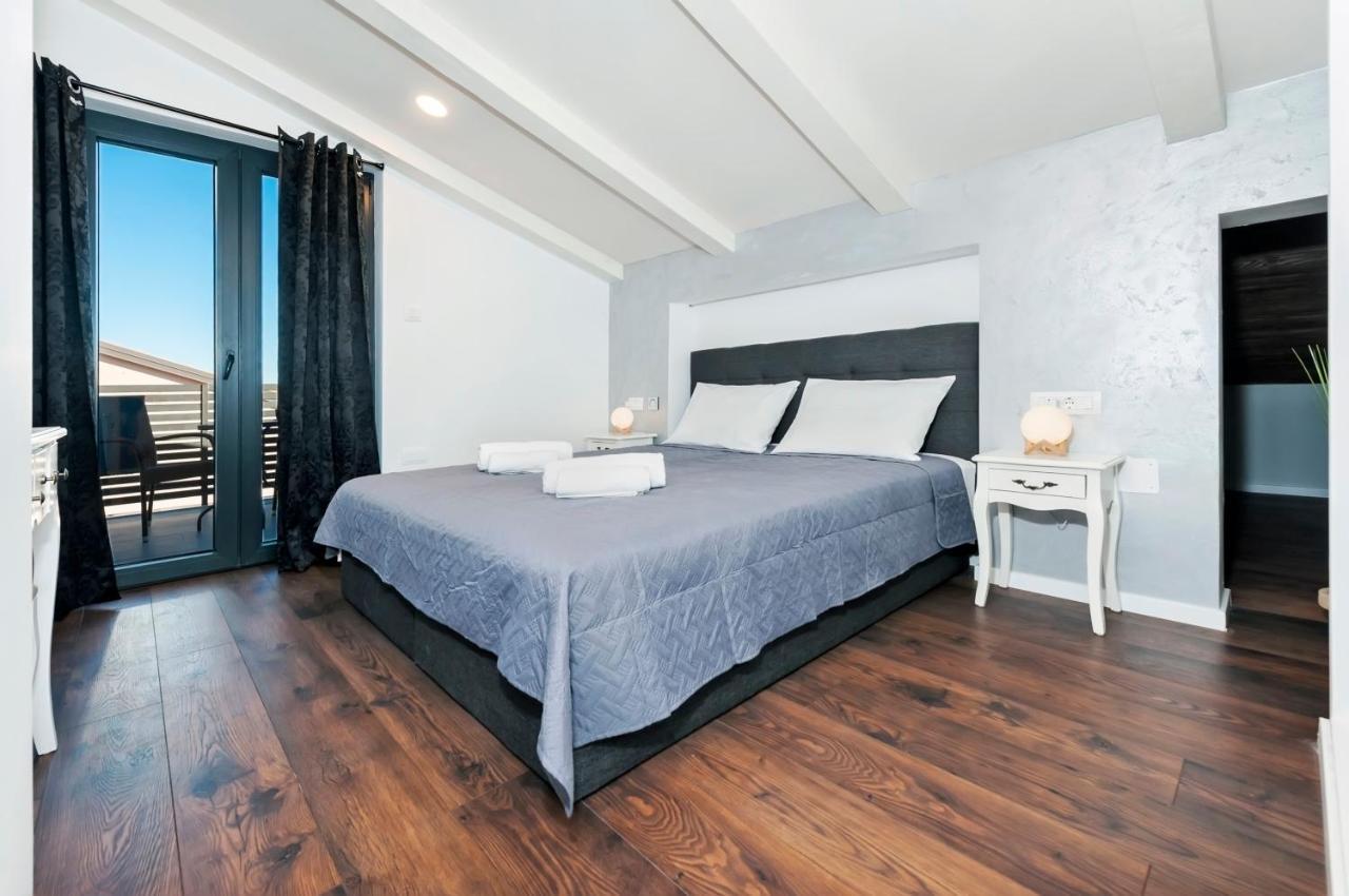 Deluxe Apartments A&A - 2 โรวีน ภายนอก รูปภาพ