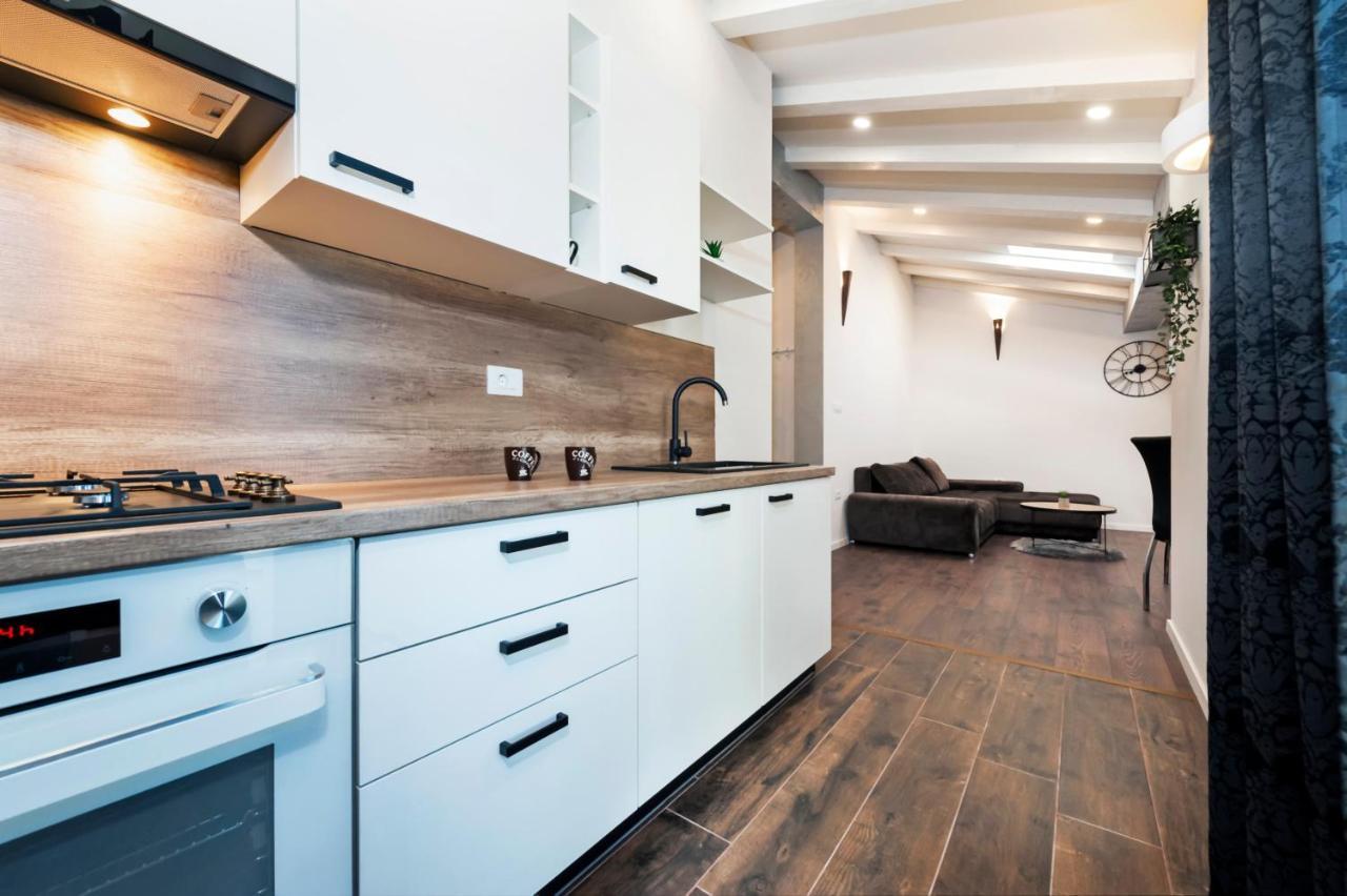 Deluxe Apartments A&A - 2 โรวีน ภายนอก รูปภาพ