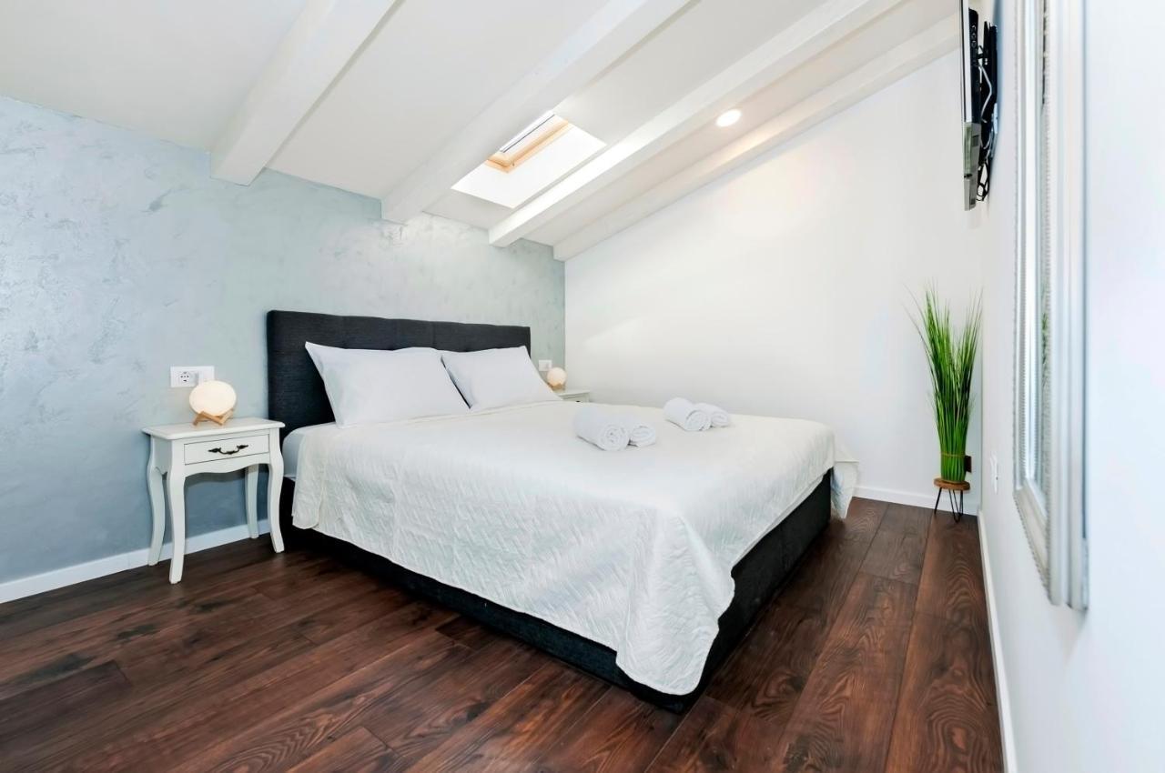Deluxe Apartments A&A - 2 โรวีน ภายนอก รูปภาพ