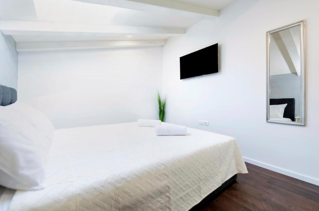 Deluxe Apartments A&A - 2 โรวีน ภายนอก รูปภาพ