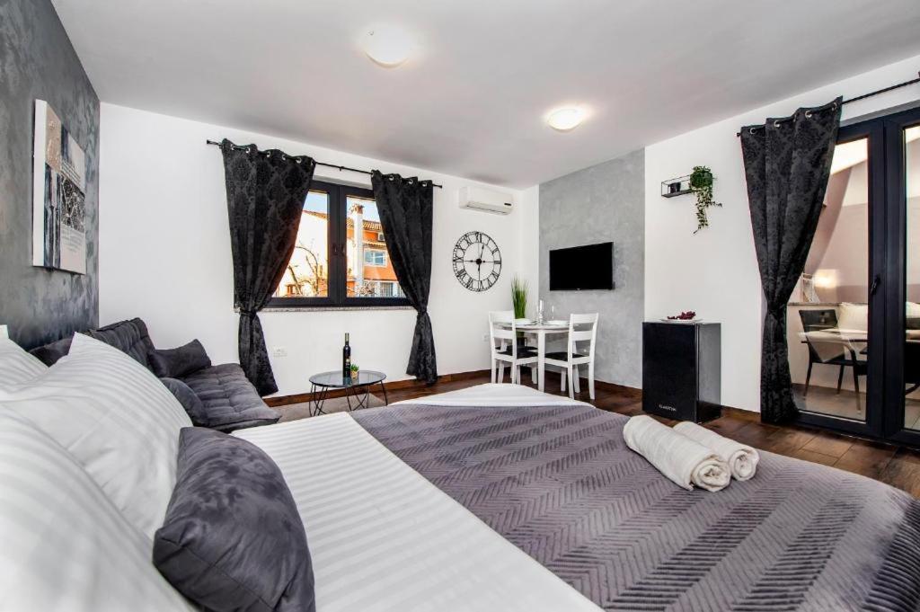 Deluxe Apartments A&A - 2 โรวีน ภายนอก รูปภาพ