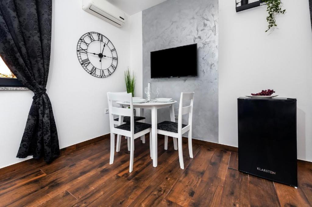 Deluxe Apartments A&A - 2 โรวีน ภายนอก รูปภาพ