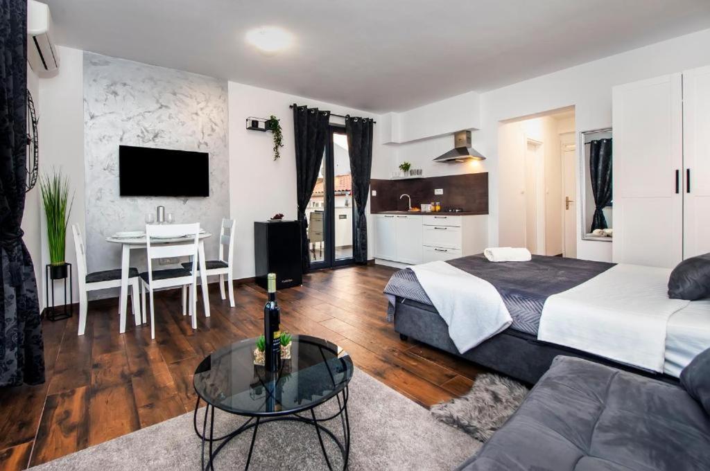 Deluxe Apartments A&A - 2 โรวีน ภายนอก รูปภาพ