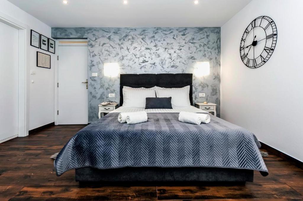 Deluxe Apartments A&A - 2 โรวีน ภายนอก รูปภาพ