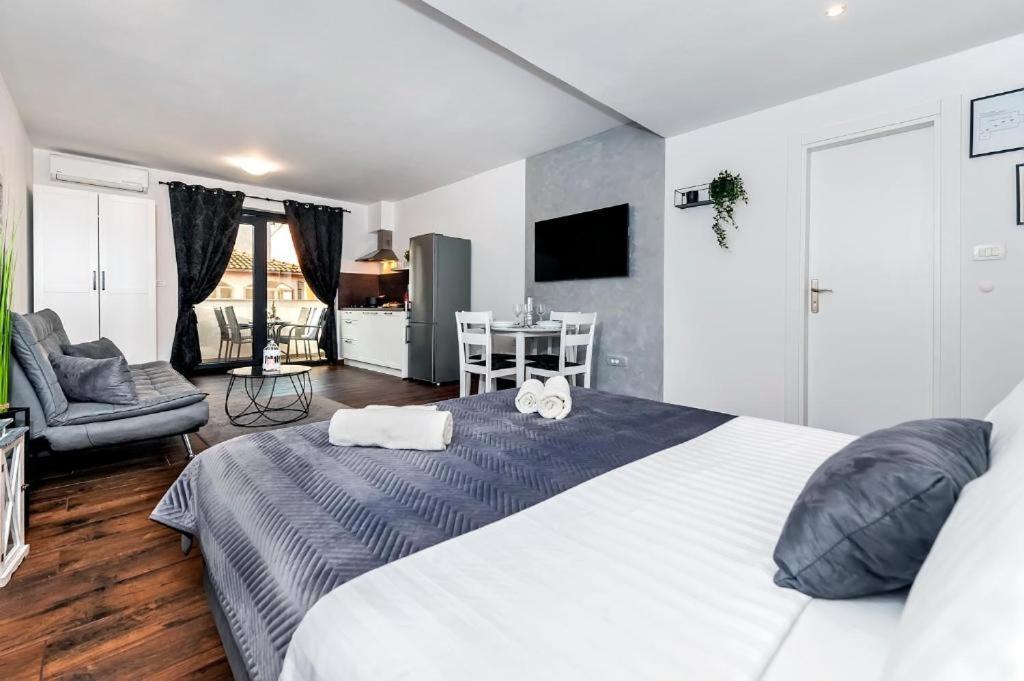 Deluxe Apartments A&A - 2 โรวีน ภายนอก รูปภาพ