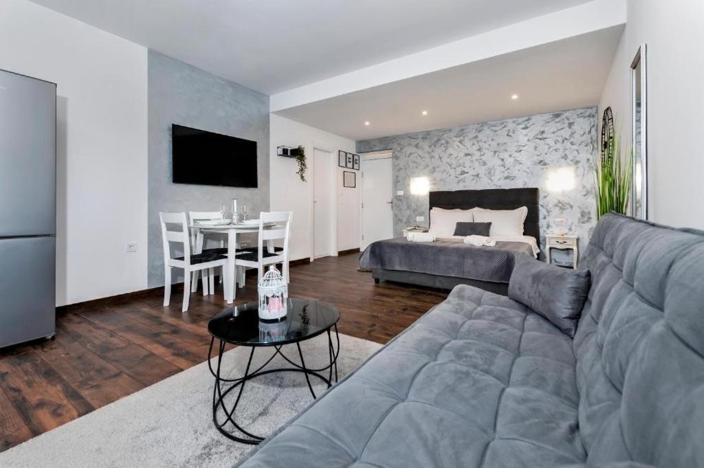 Deluxe Apartments A&A - 2 โรวีน ภายนอก รูปภาพ