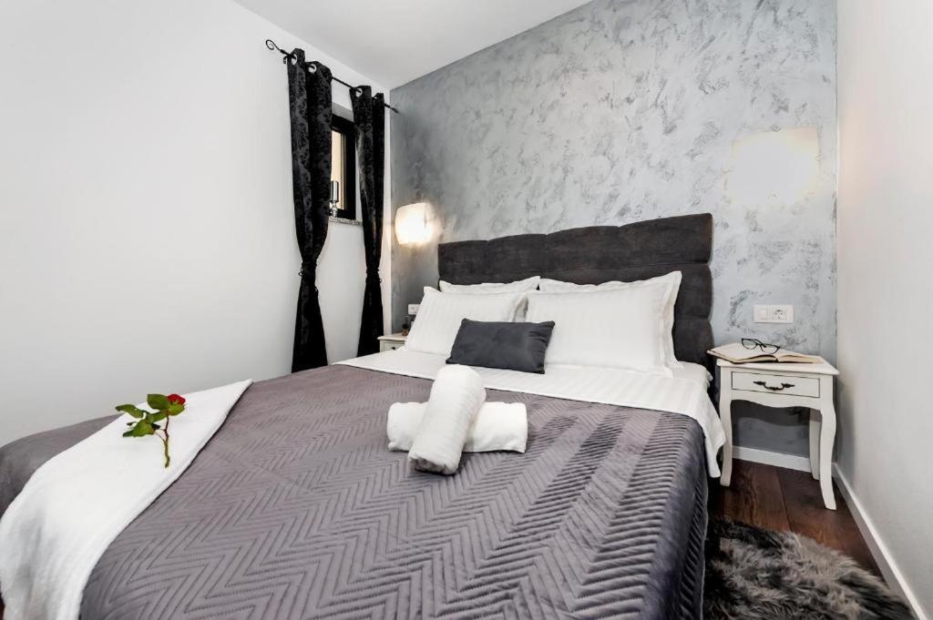Deluxe Apartments A&A - 2 โรวีน ภายนอก รูปภาพ
