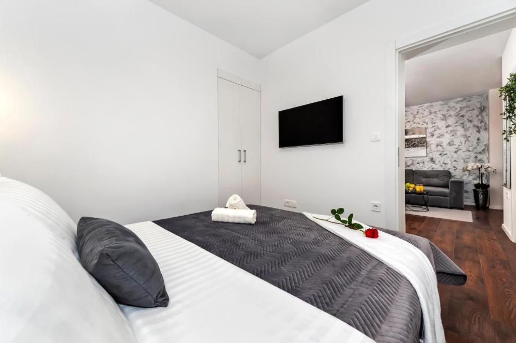 Deluxe Apartments A&A - 2 โรวีน ภายนอก รูปภาพ