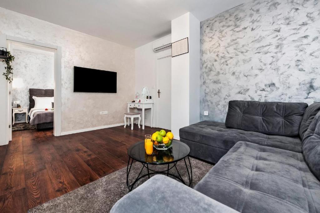Deluxe Apartments A&A - 2 โรวีน ภายนอก รูปภาพ