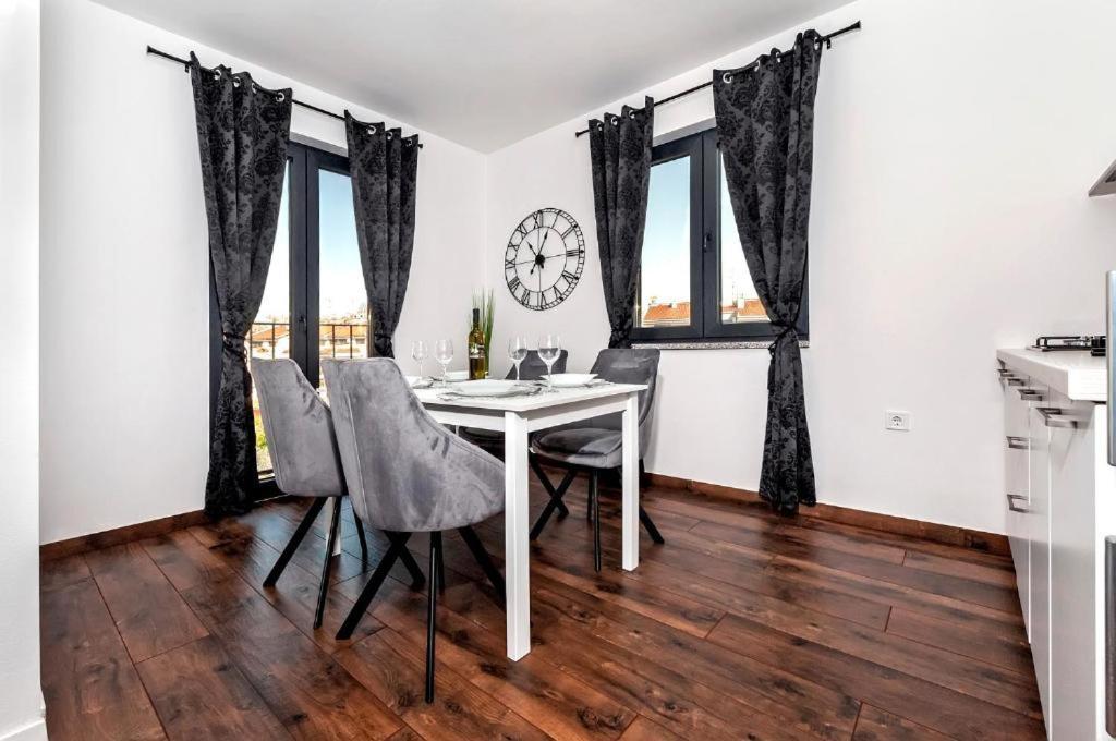 Deluxe Apartments A&A - 2 โรวีน ภายนอก รูปภาพ