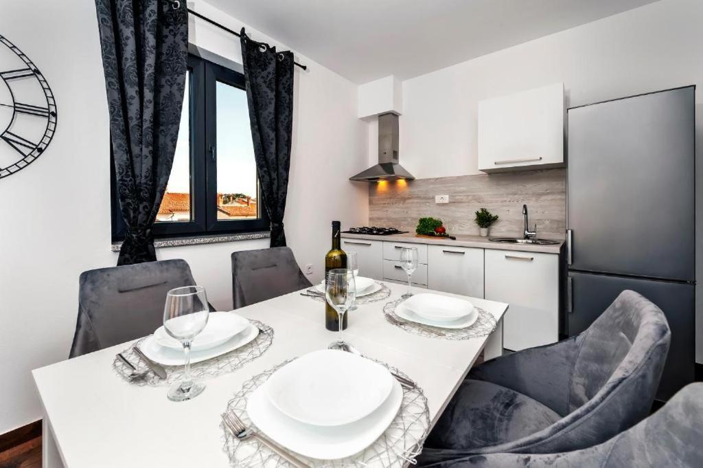 Deluxe Apartments A&A - 2 โรวีน ภายนอก รูปภาพ