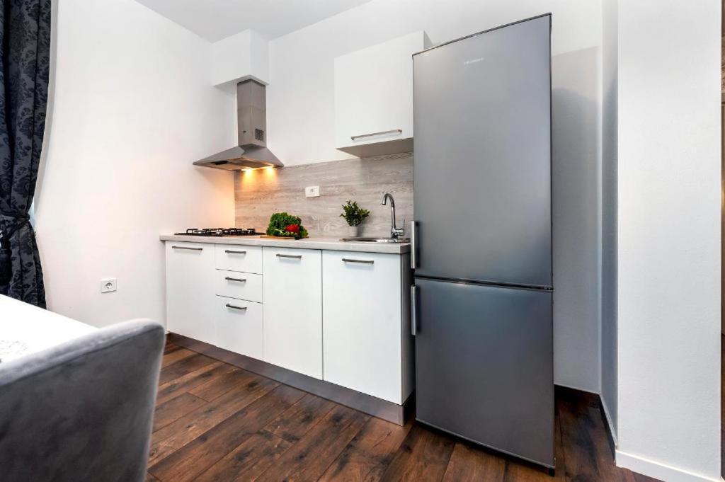 Deluxe Apartments A&A - 2 โรวีน ภายนอก รูปภาพ